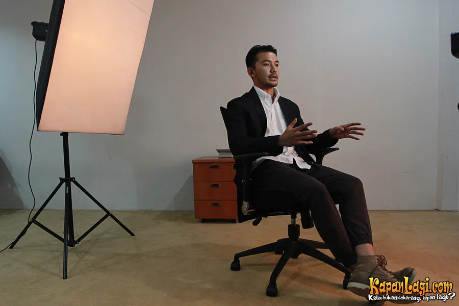 Suasana pemotretan Rio Dewanto di kantor KapanLagi.com®, Selasa (18/2).