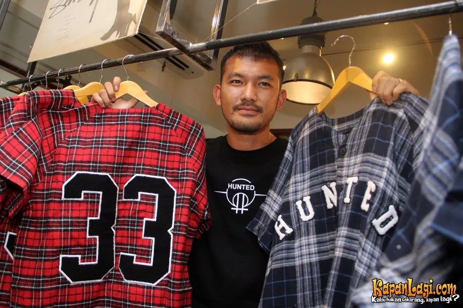 Rio dengan baju hasil produksi. @KapanLagi.com®/Muhammad Rasyad