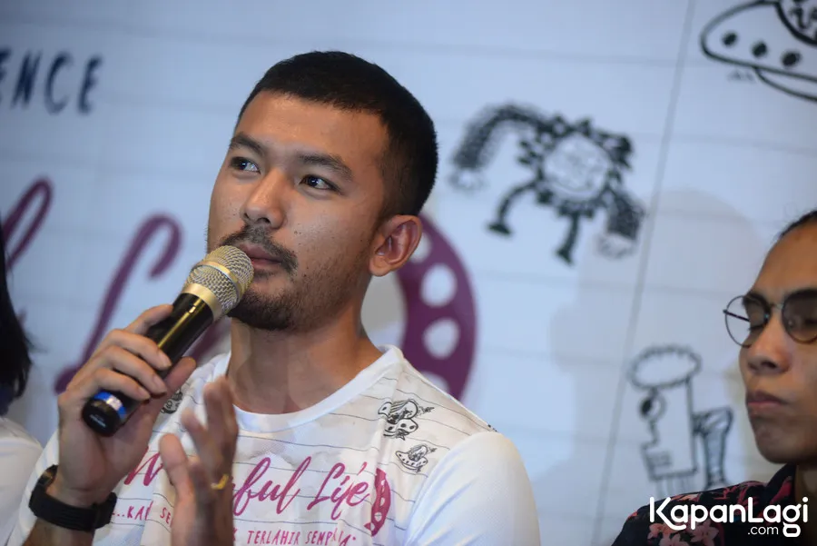 Rio Dewanto ingin dibuatkan tato oleh Aqil © KapanLagi.com®/Bayu Herdianto
