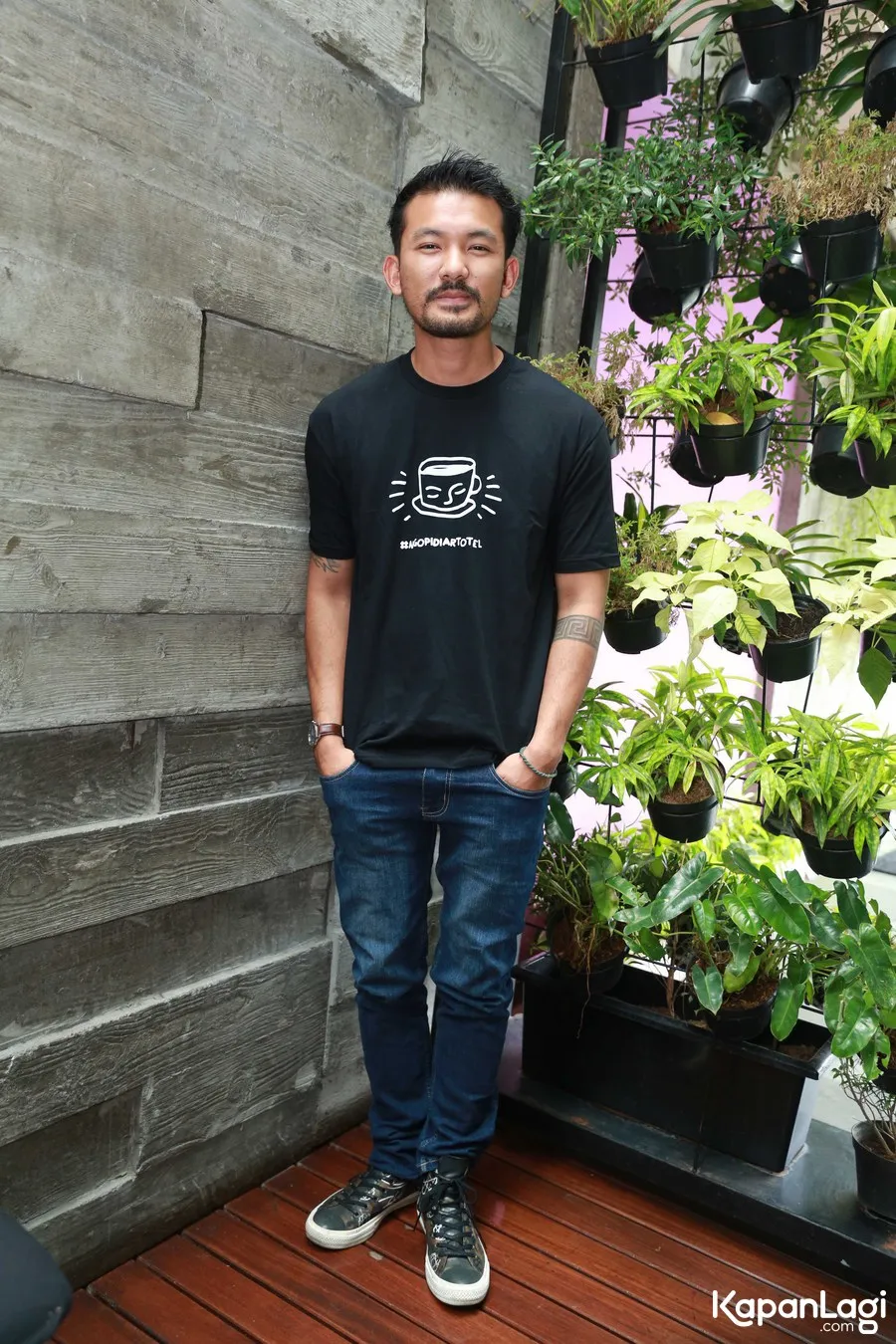 Rio Dewanto tengah menjaga sang istri yang hamil anak pertama. ŠKapanLagi.com/Muhammad Akrom Sukarya