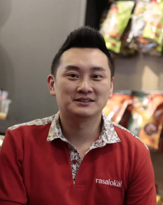 Rio saat pembukaan bisnis kulinernya di Bandung. © KapanLagi.com/Akrom