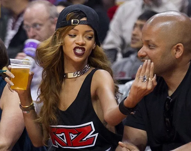 Rihanna dan pria misterius @ dailymail.co.uk