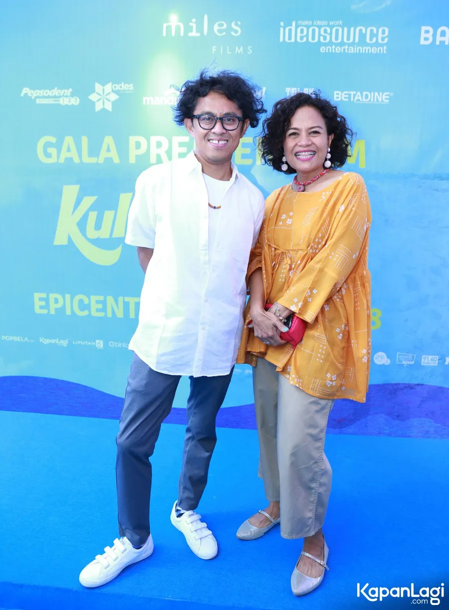 Dalam salah satu adegan di film KULARI KE PANTAI, Riri Riza dan Mira Lesmana singgung soal pemakaian Bahasa Inggris © Kapanlagi.com/Muhammad Akrom Sukarya