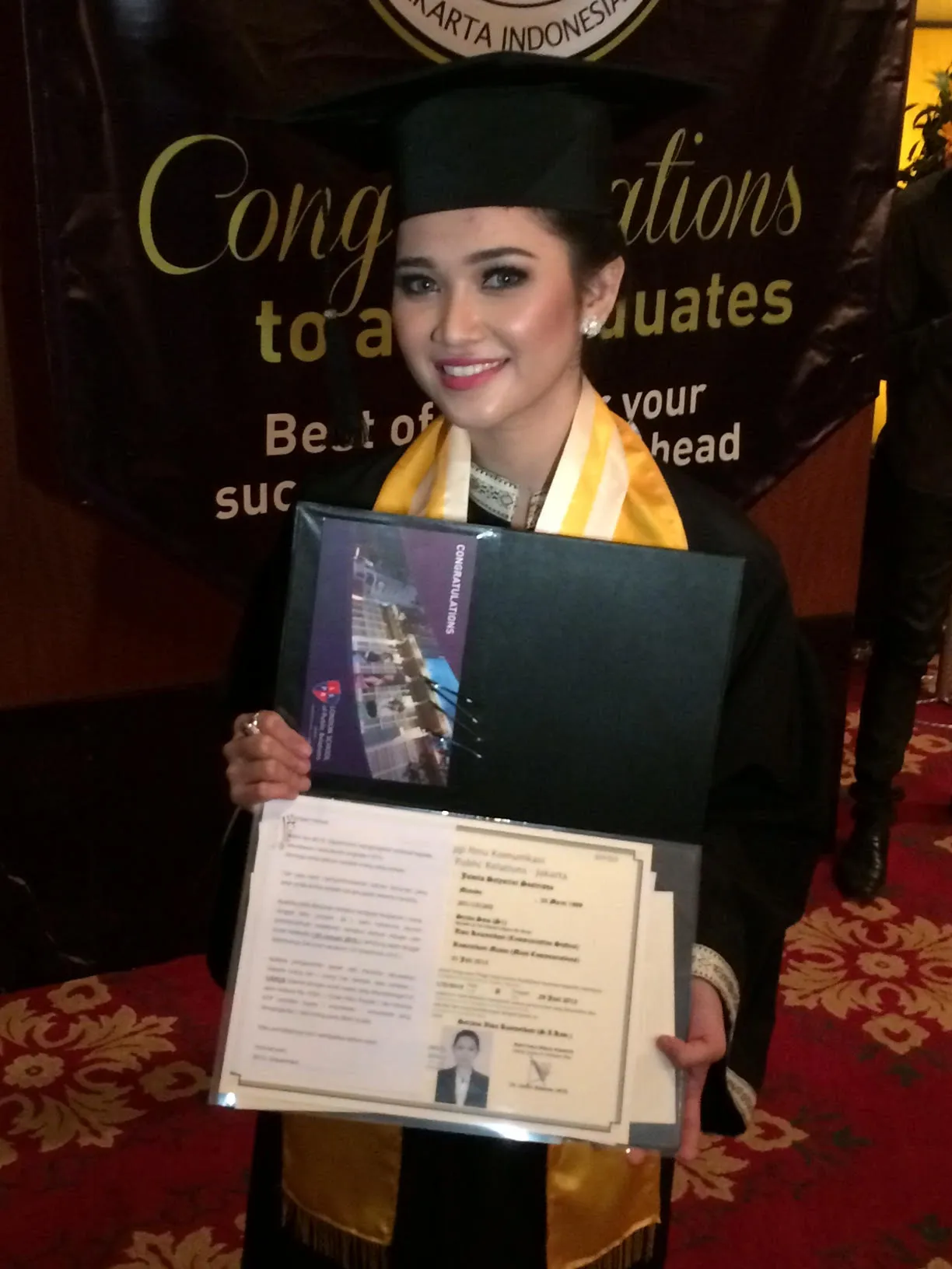 Selamat atas kelulusannya Ririn! © KapanLagi.com®/Hendra Gunawan