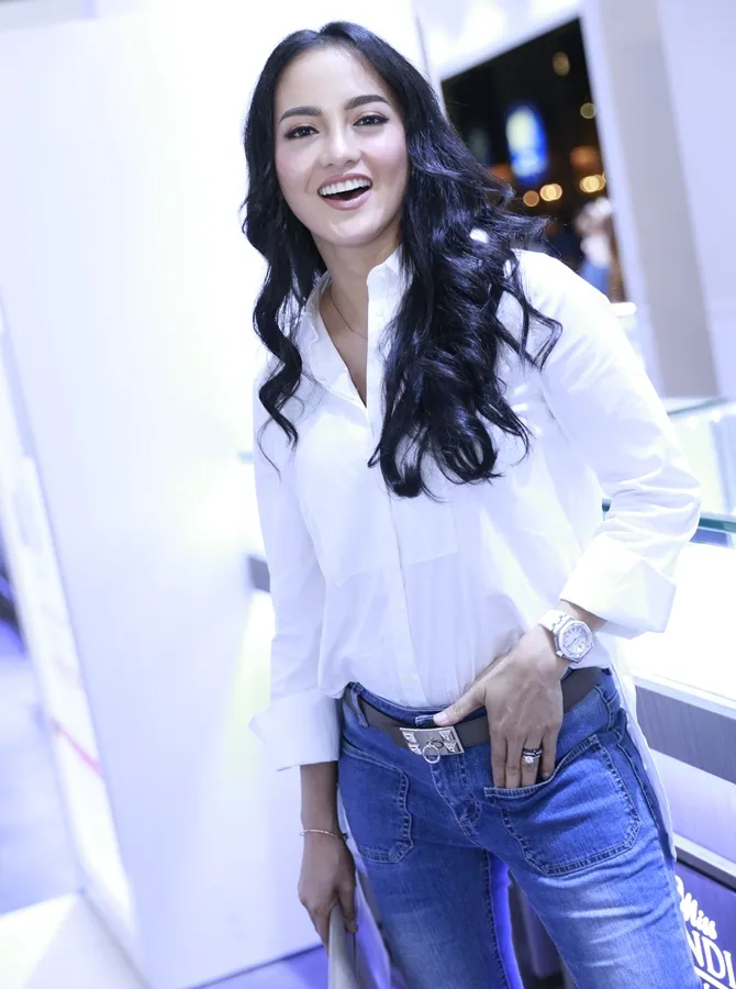 Ririn masih mempertahankan cara konvensional untuk merawat perhiasannya. © KapanLagi.com/Agus Apriyanto