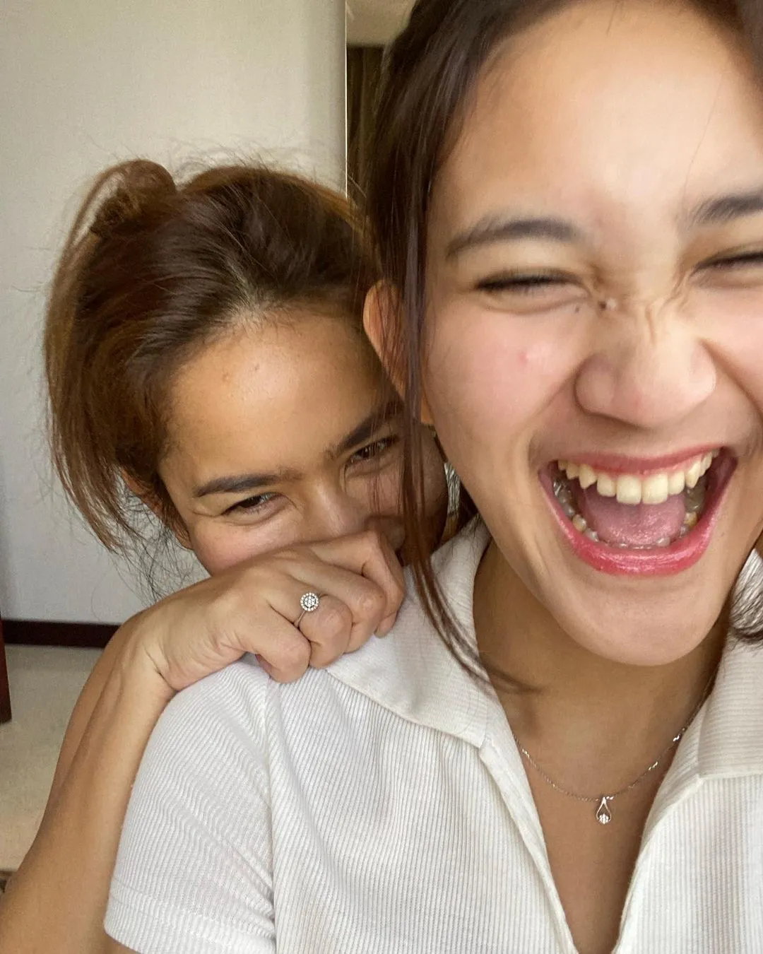 Risma Nilawati membagikan potret kebersamaan dengan Leya di media sosialnya. Netizen langsung menyebut bahwa potret mereka lebih mirip kakak adik daripada ibu dan anak 