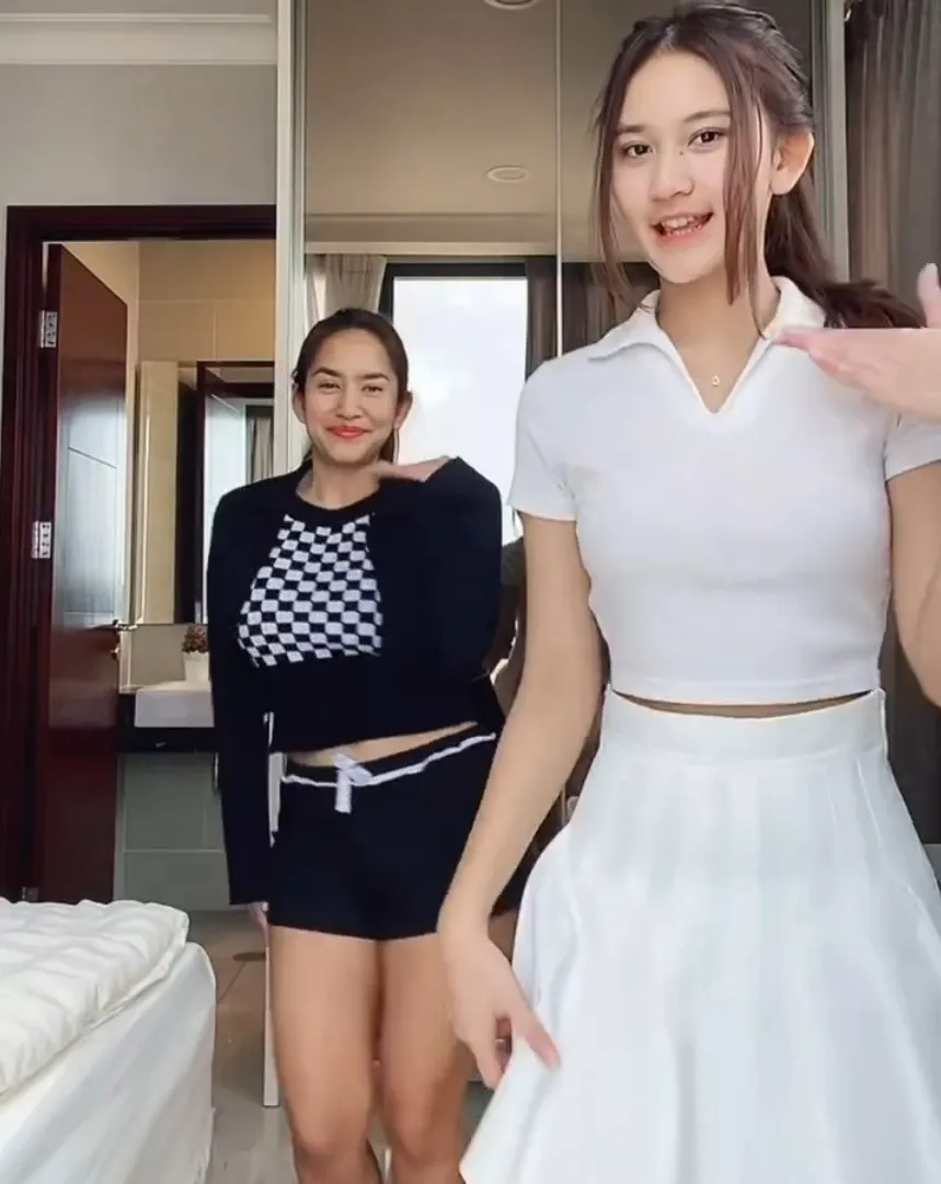 Kala itu, Risma Nilawati menikah dengan Fery Maryadi pada usianya yang masih 18 tahun. Nggak heran kalau saat ini Risma sudah punya gadis remaja cantik meski usianya baru menginjak 38 tahun