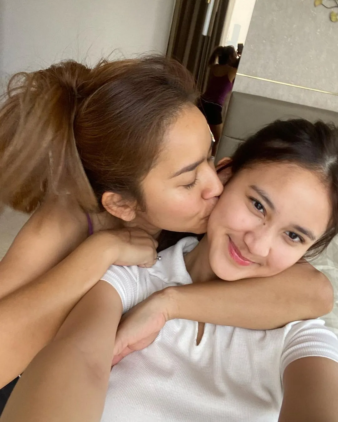 Leya yang kini telah berusia 17 tahun disebut bakal meneruskan kiprah sang ibu di dunia hiburan Tanah Air. Paras cantik disebut jadi modal utama Leya untuk jadi suksesor sang ibunda