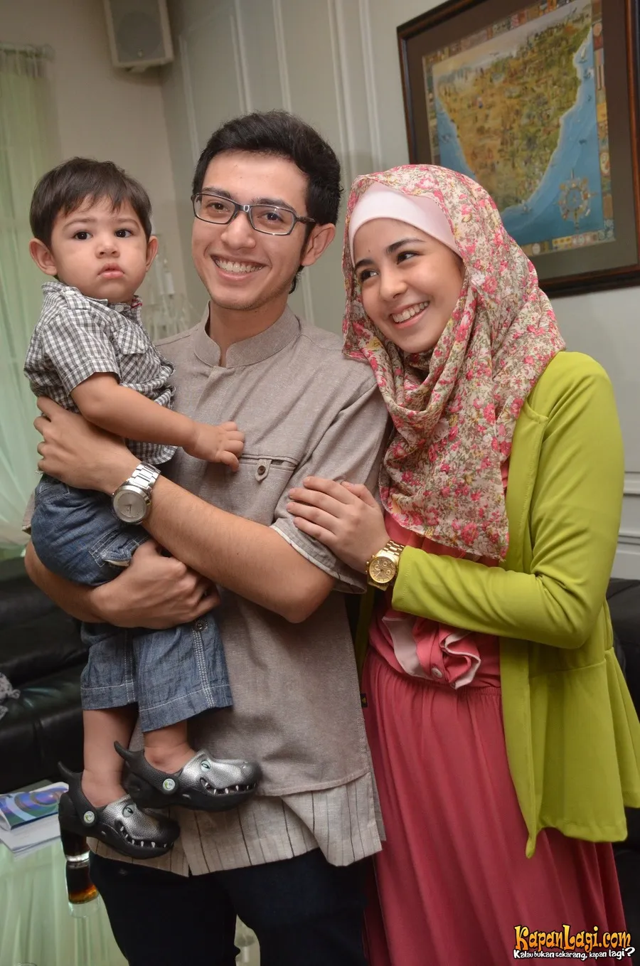 Risty Tagor dengan keluarga kecilnya