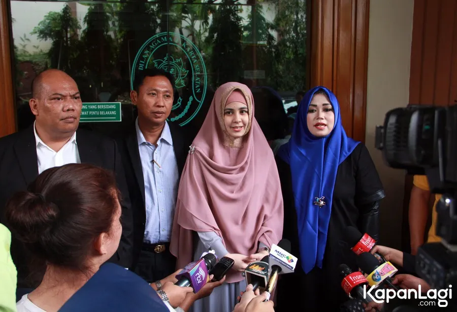 Risty terlibat debat panas dengan kuasa hukum Stuart Collin/©KapanLagi.com®/M. Akrom Sukarya