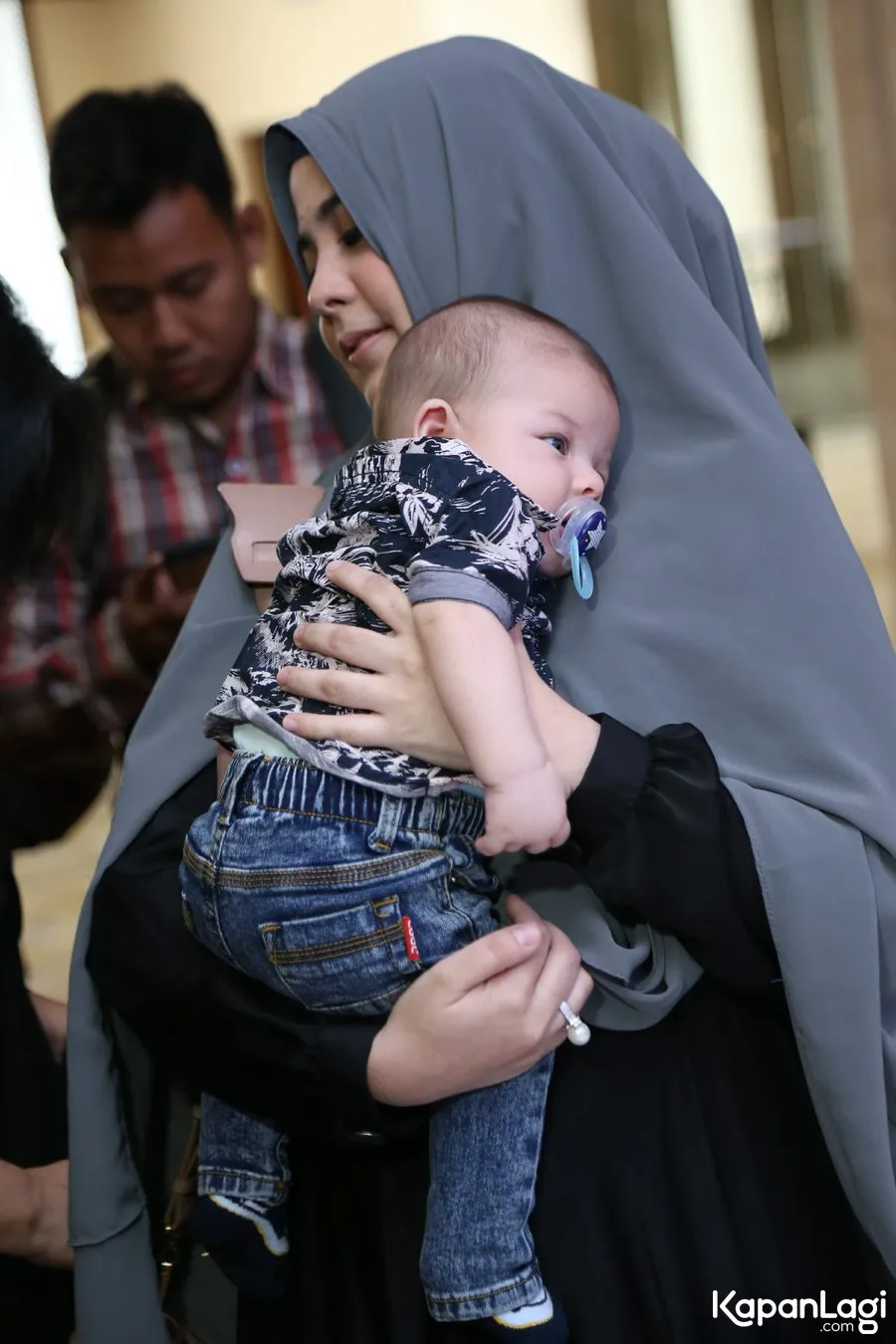 Risty Tagor sering membawa anaknya ke mana-mana. ©KapanLagi.com/Agus Apriyanto