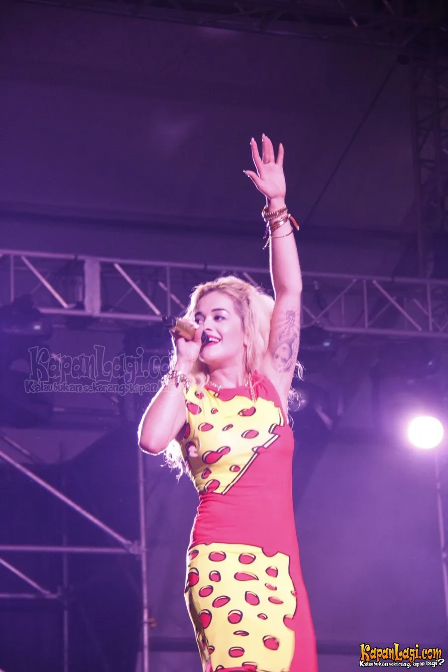 Aksi Rita Ora di atas panggung