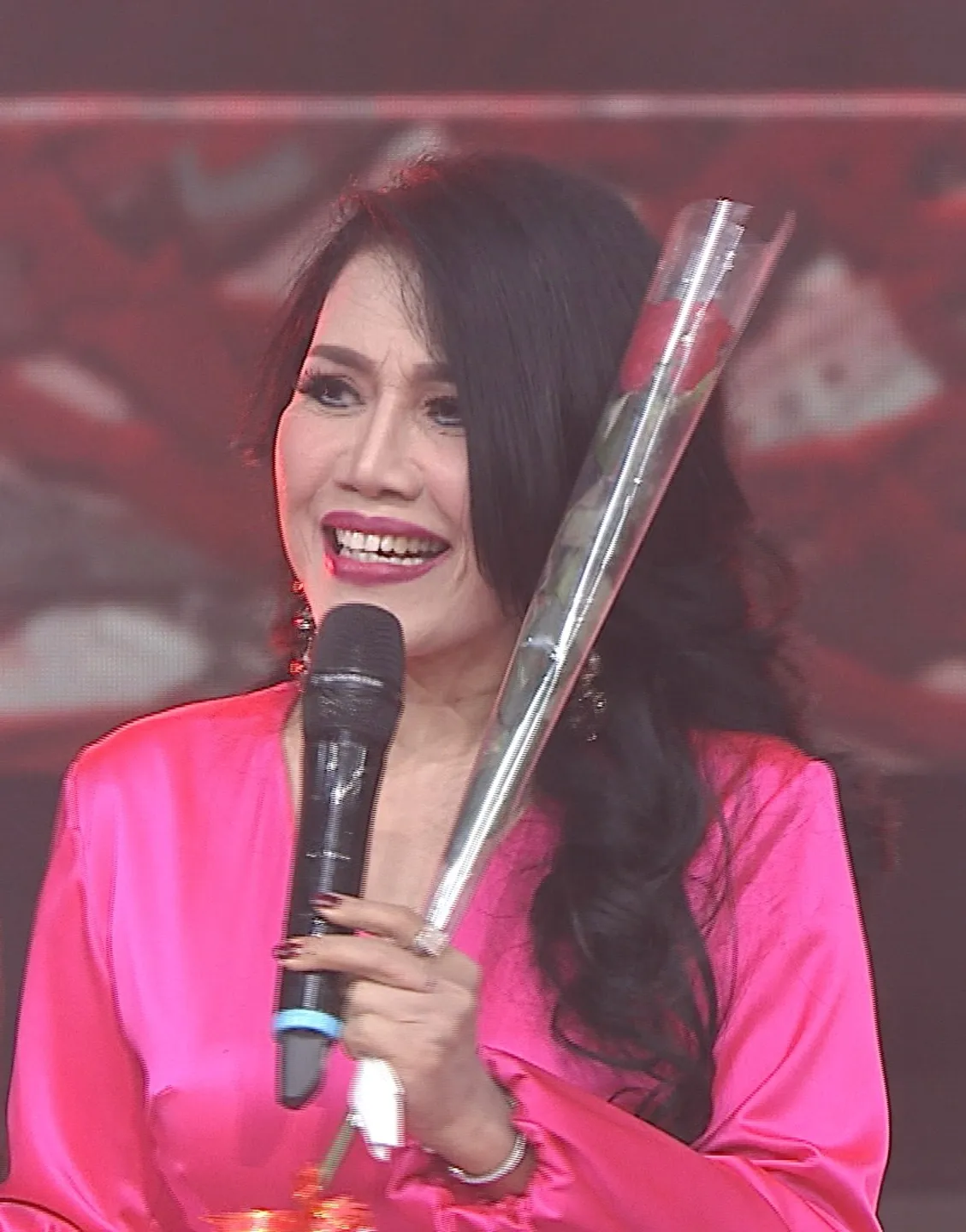 Sekuntum bunga mawar dari Richie untuk Rita Sugiarto di hari kasih sayang (credit: Indosiar)