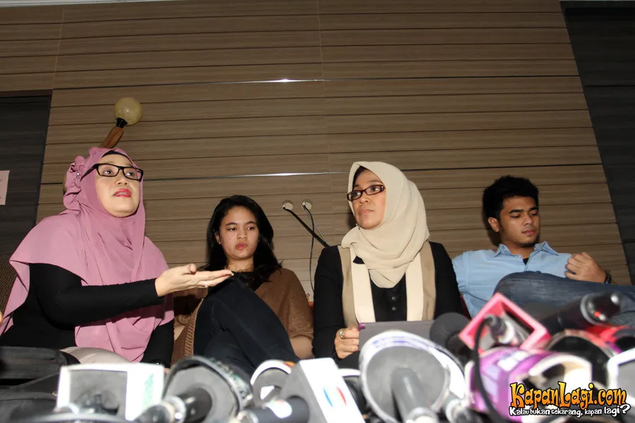 Keluarga Marshanda memberikan pernyataan dalam konferensi pers.