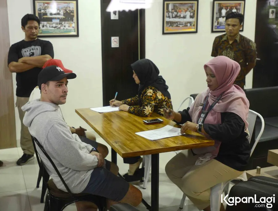 Riza ditangkap bersama dengan kelima orang lainnya © KapanLagi.com®/Bayu Herdianto