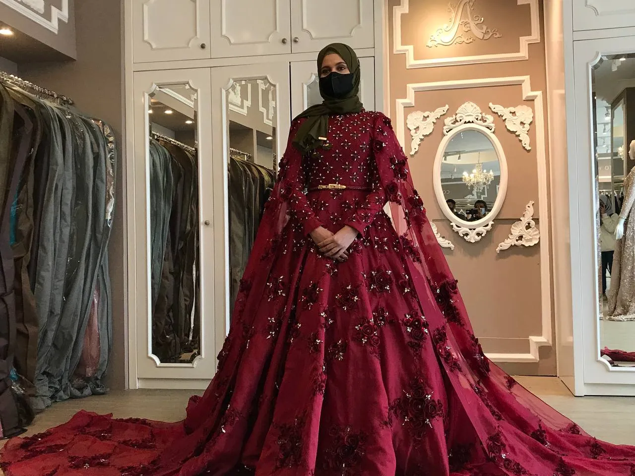 Rizal Djibran dan calon istrinya saat fitting baju pengantin ©KapanLagi.com/Dadan Eka Purnama