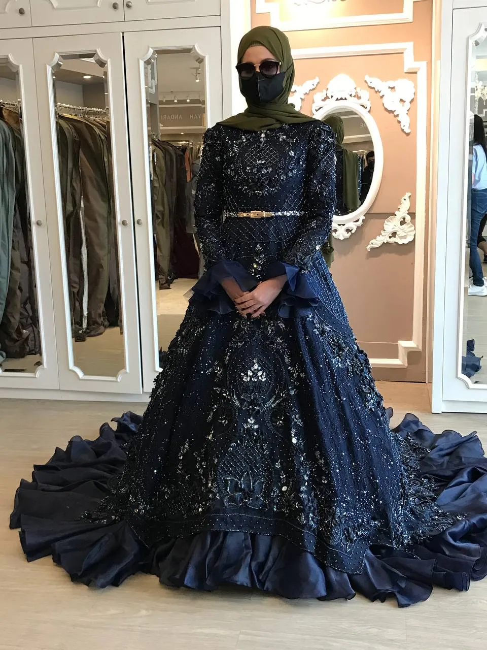 Rizal Djibran dan calon istrinya saat fitting baju pengantin ©KapanLagi.com/Dadan Eka Purnama