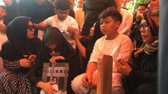 Suasana pemakaman kakak Syahrini © KapanLagi.com/Bayu Herdianto