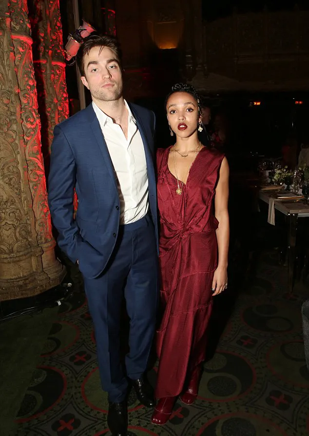 Pattinson dan Twigs baik-baik saja @ Shutterstock/dailymail.co.uk