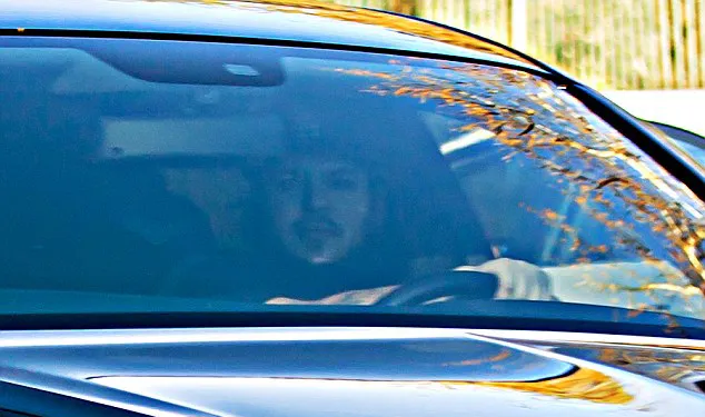 Ron kunjungi pacar barunya © Splashnews via dailymail.co.uk