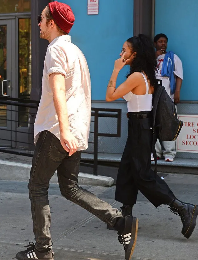 Robert Pattinson dan FKA Twigs @ dailymail.co.uk