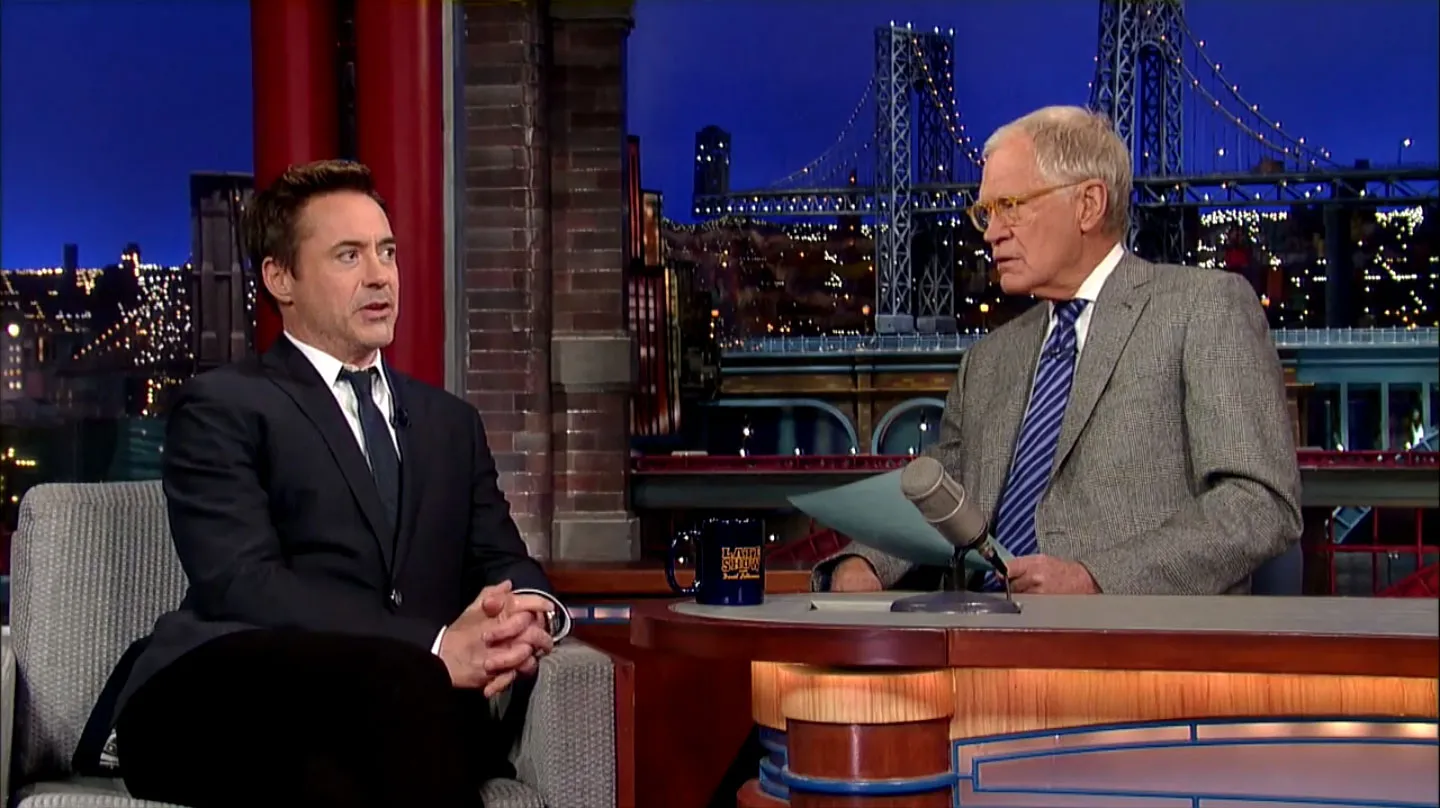 Robert Downey Jr menunjukkan foto anaknya di The Late Show © Youtube