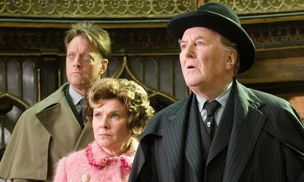Robert Hardy saat berperan sebagai Menteri Sihir Cornelius Fudge dalam Harry Potter © The Guardian