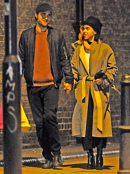 Robert Pattinson dan FKA Twigs tertangkap kamera mesra © People.com/AKM-GSI