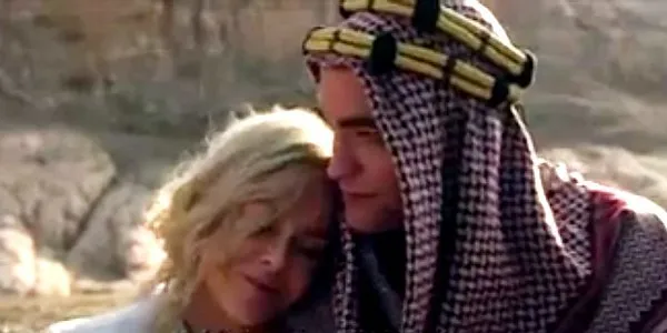 Nicole Kidman bersandar pada Robert Pattinson © aceshowbiz.com