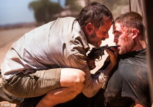 Salah satu adegan Robert dalam film THE ROVER @ dailymail.co.uk