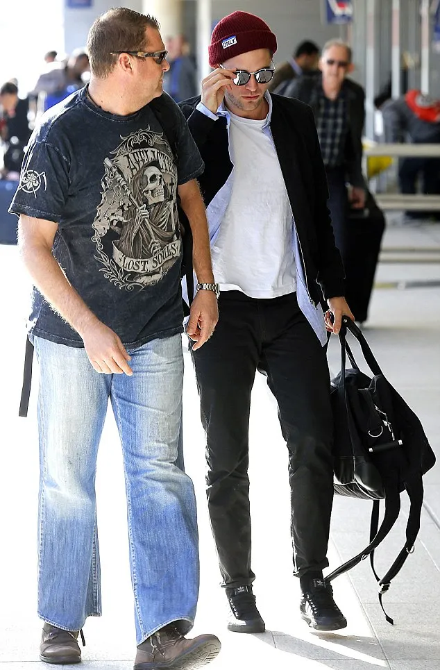 Robert Pattinson dengan kacamata 'cermin' @ dailymail.co.uk