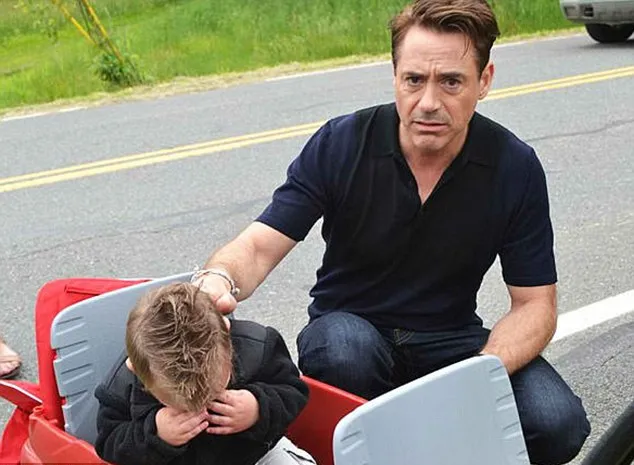 Robert Downey Jr berusaha menghentikan tangis Jaxson @ dailymail.co.uk