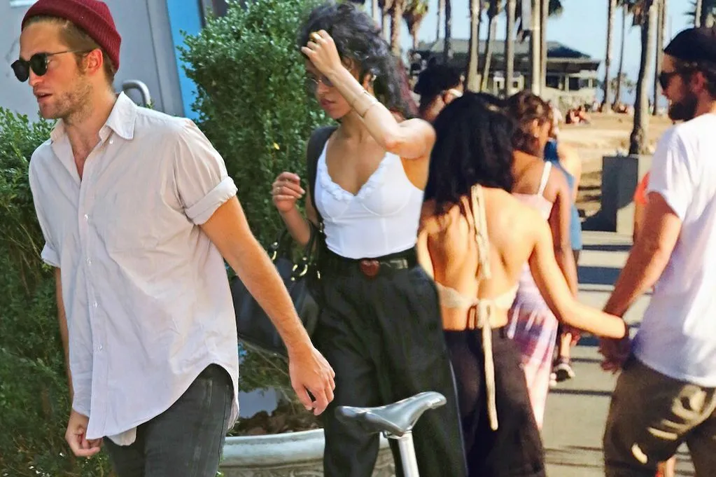 Robert dan FKA Twigs @ mirror.co.uk
