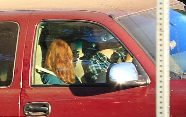 Robert Pattinson dan wanita mirip Kristen Stewart @ dailymail.co.uk