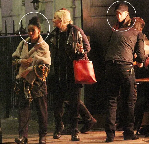 Pattinson terlihat menemani FKA Twigs ke manapun ia pergi @ dailymail.co.uk