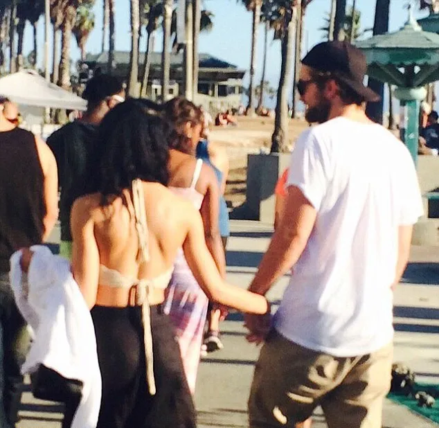 FKA Twigs dan Robert Pattinson @ dailymail.co.uk