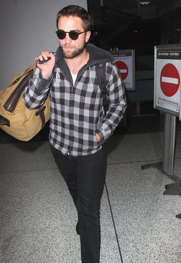 Robert Pattinson muram di bandara @ dailymail.co.uk