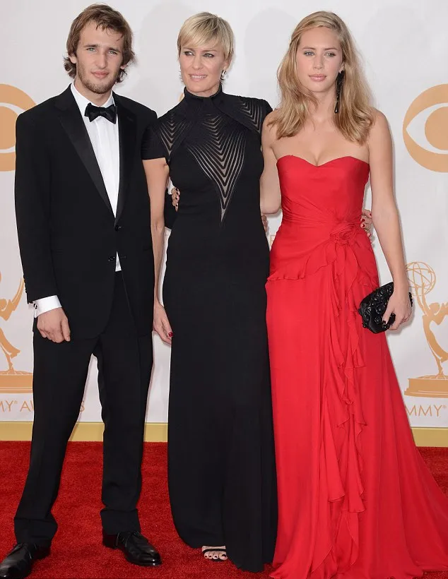 Dylan Penn dengan baju merah @ dailymail.co.uk