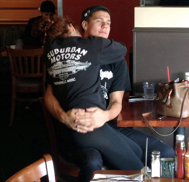 Riley dan kekasihnya @ dailymail.co.uk