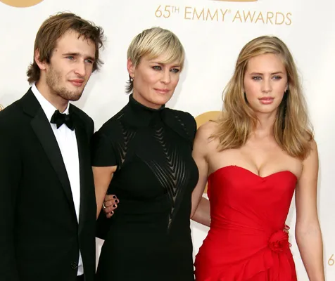 Dylan Penn dengan baju merah @ fameflynet.com