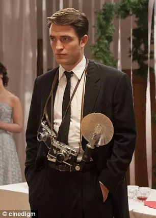 Robert Pattinson tak pernah izin fans untuk bermain dalam proyek film barunya/©cinedigm via Daily Mail
