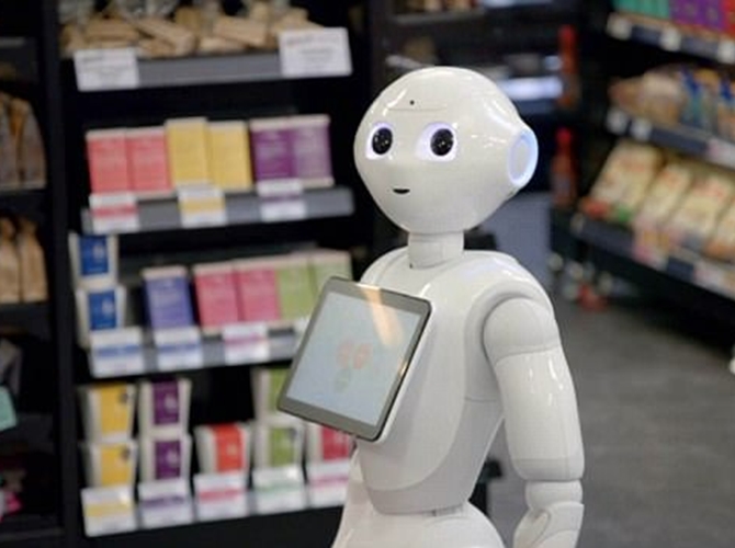 Kepergian Robot Fabio dari supermarket membuat rekan kerjanya merasa sedih. (Courtesy of BBC)