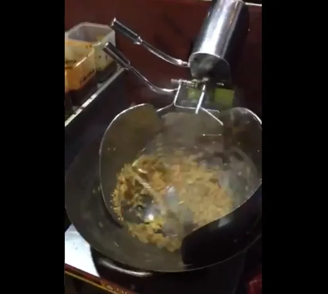 Robot mempermudah juru masak (credit: twitter.com/bebaspikir)