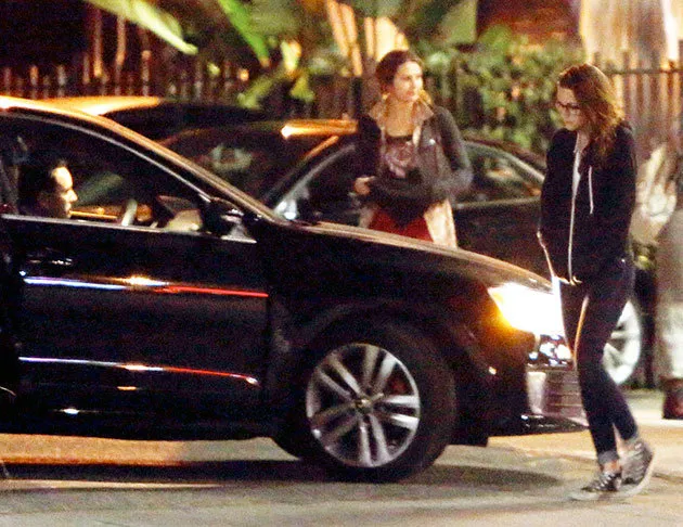 Pria dalam mobil itu sempat diduga Rupert Sanders @ uk.omg.yahoo.com