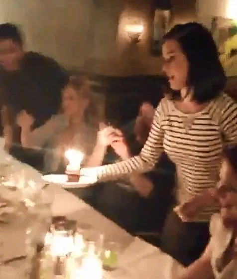 Katy Perry membawa lilin @ dailymail.co.uk