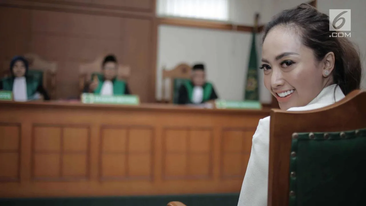 Cinta Ratu hadiri sidang cerai yang beragendakan mediasi. (Credit: via liputan6.com/Faizal Fanani)