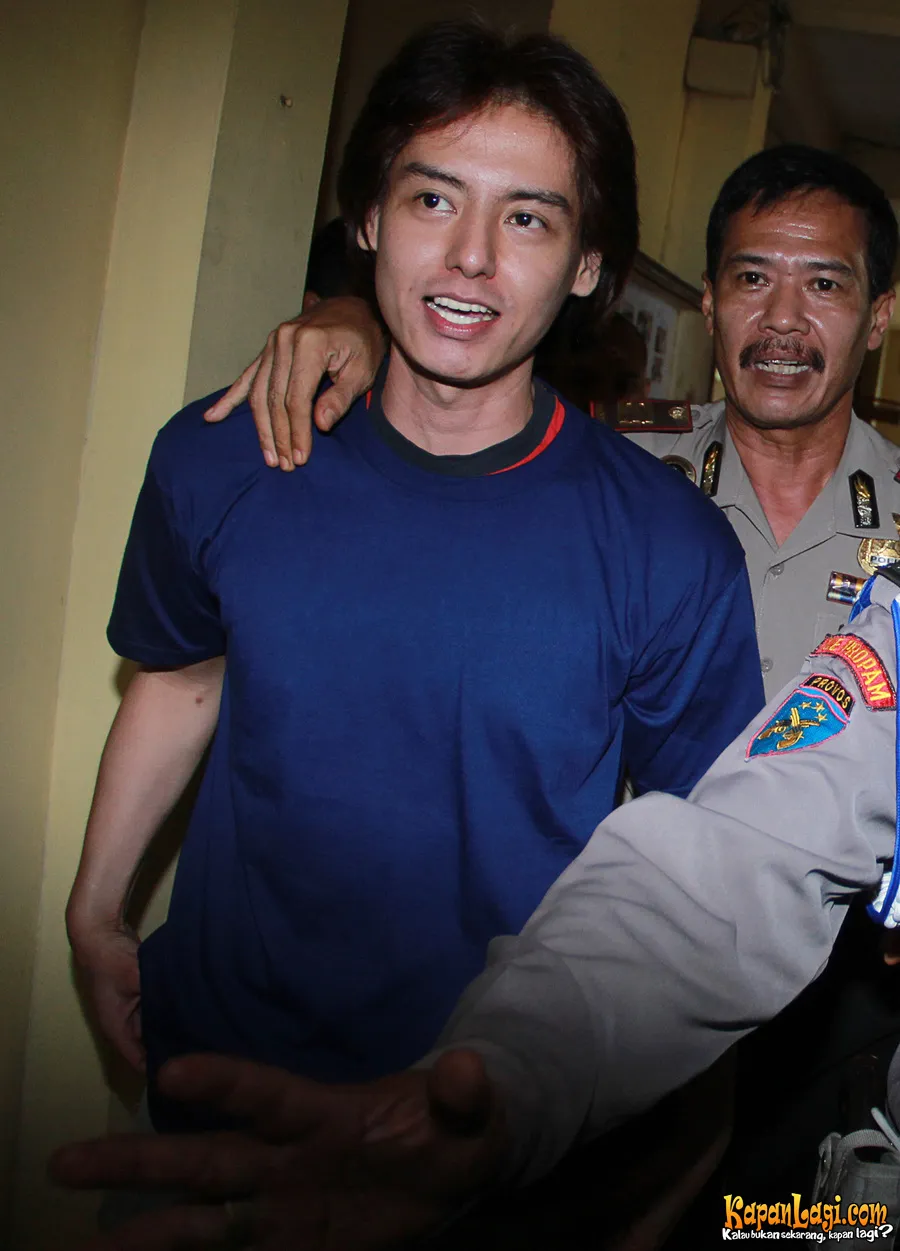 Dari pengakuan Roger di persidangan diketahui bahwa ia telah berkenalan dengan barang haram tersebut sejak SMA.