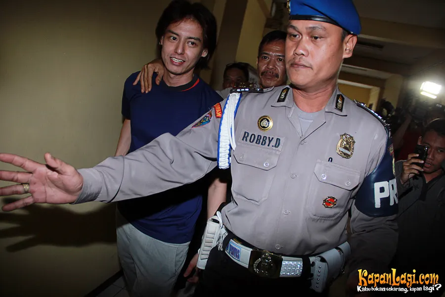 Roger harus menjalani hari-hari sebagai tahanan.