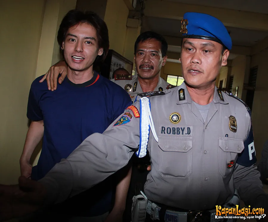 Roger saat ditahan pihak berwajib beberapa waktu lalu. Kini, ia sedang menjalani sidang di pengadilan. Bagaimana nasib Roger berikutnya? @KapanLagi.com®