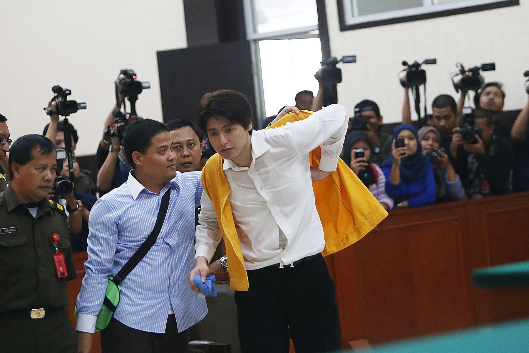 Roger menjelaskan sosok M yang pernah disebutnya hanya khayalan karena terpengaruh obat.